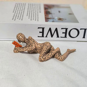 Newspaper Reader Sculpture - thumbnail 20