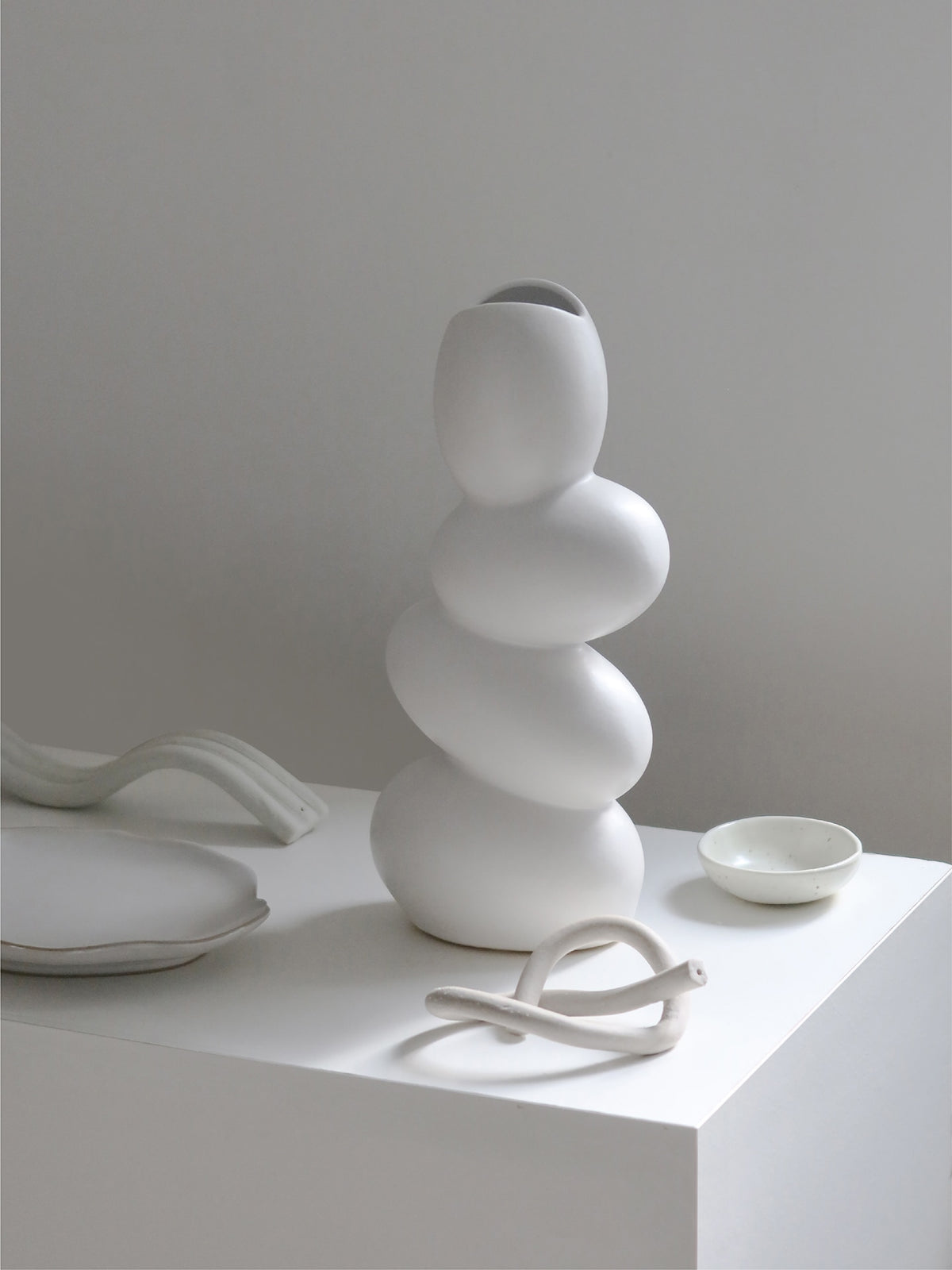 Elegant White Egg Shaped Vase Matte Ceramic Decorative Table Art Vase For Flowers Creative Home Office Living Room Kitchen Decor